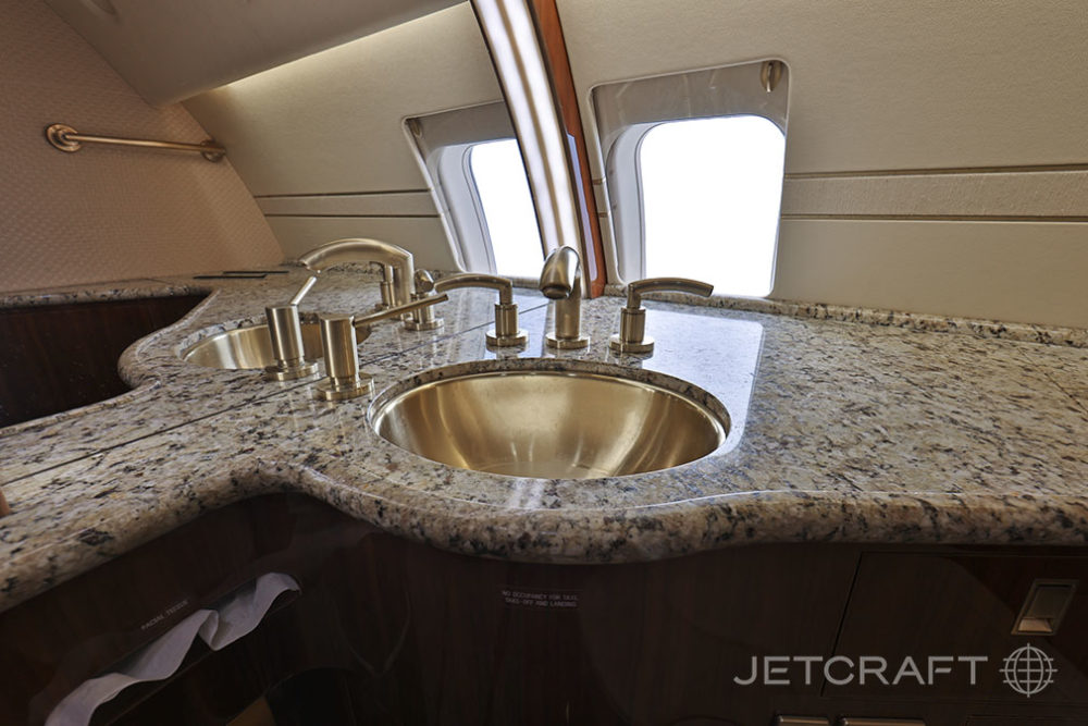 2008 Bombardier Challenger 605 S/N 5737